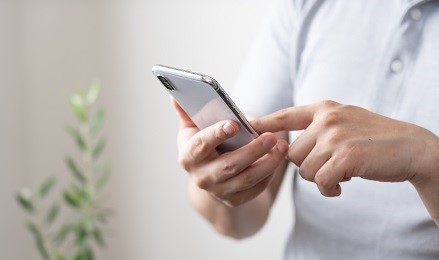 携帯を持つ男性